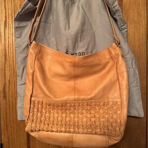 Chic Tan Leather Shoulder Bag